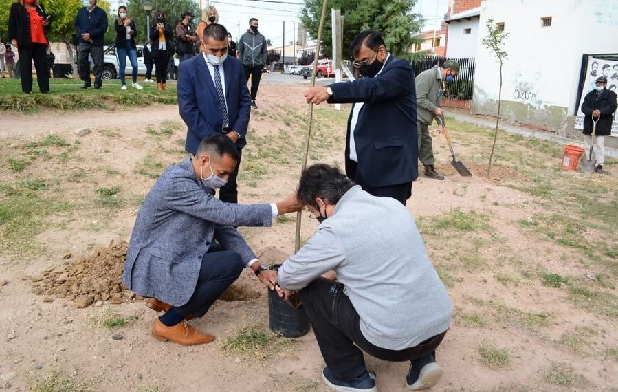 En Cutral Co y Huincul plantaron el árbol de la memoria este 24 de marzo
