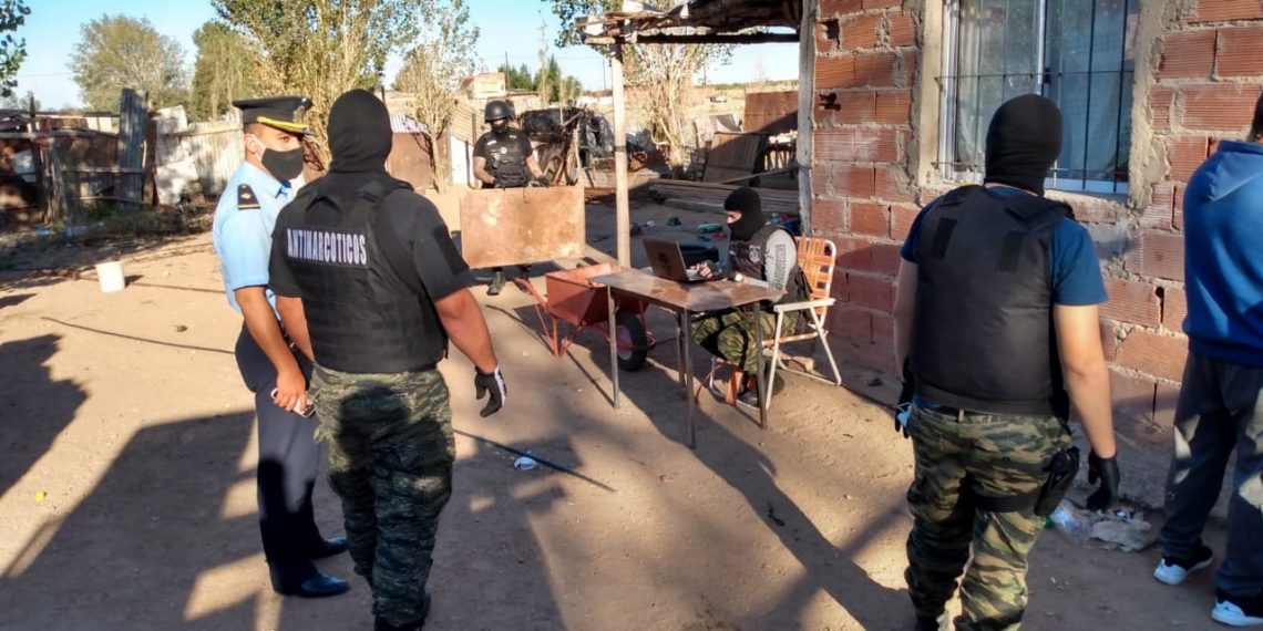 Tres kioscos narcos desbaratados con 9 demorados, cocaína y armas secuestradas en Cutral Co y Huincul