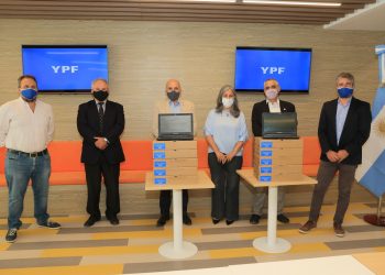 La Fundación YPF entregó computadoras para estudiantes de las universidades de la región