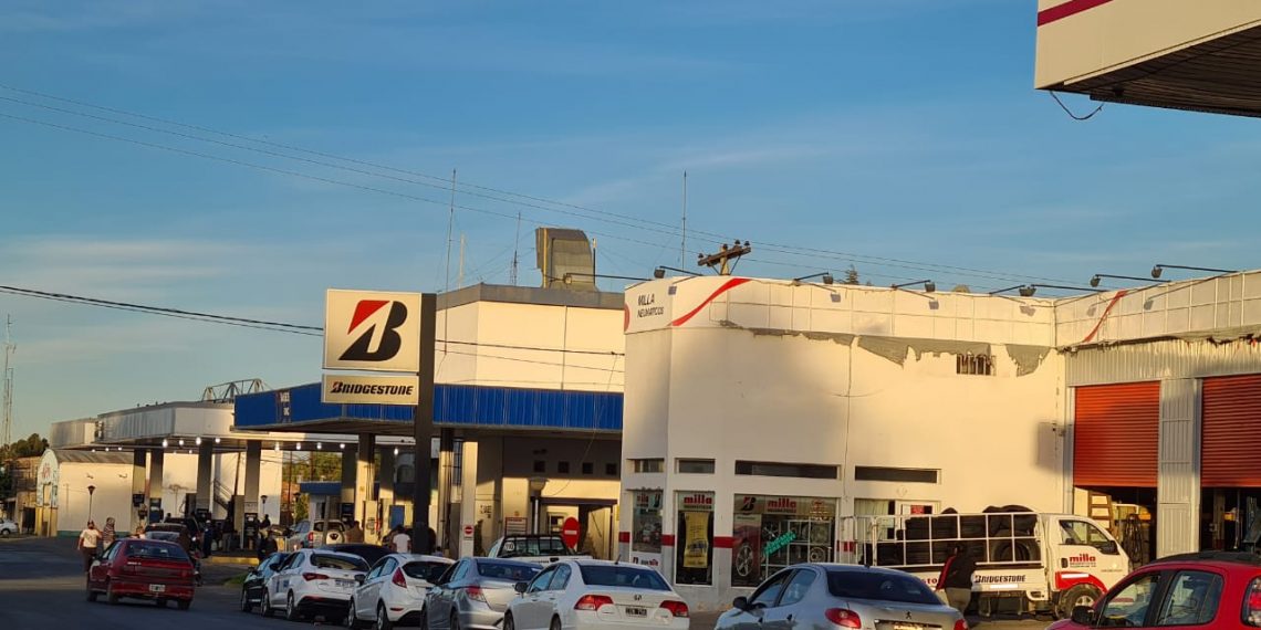 Varias cuadras de fila para cargar nafta en Cutral Co y Plaza Huincul