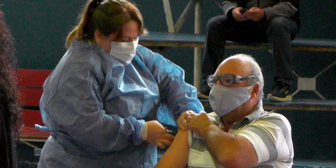 Covid-19: inscriben a adultos mayores de Huincul que no recibieron la vacuna
