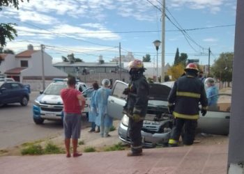 Cutral Co: chocó y terminó arriba de la vereda