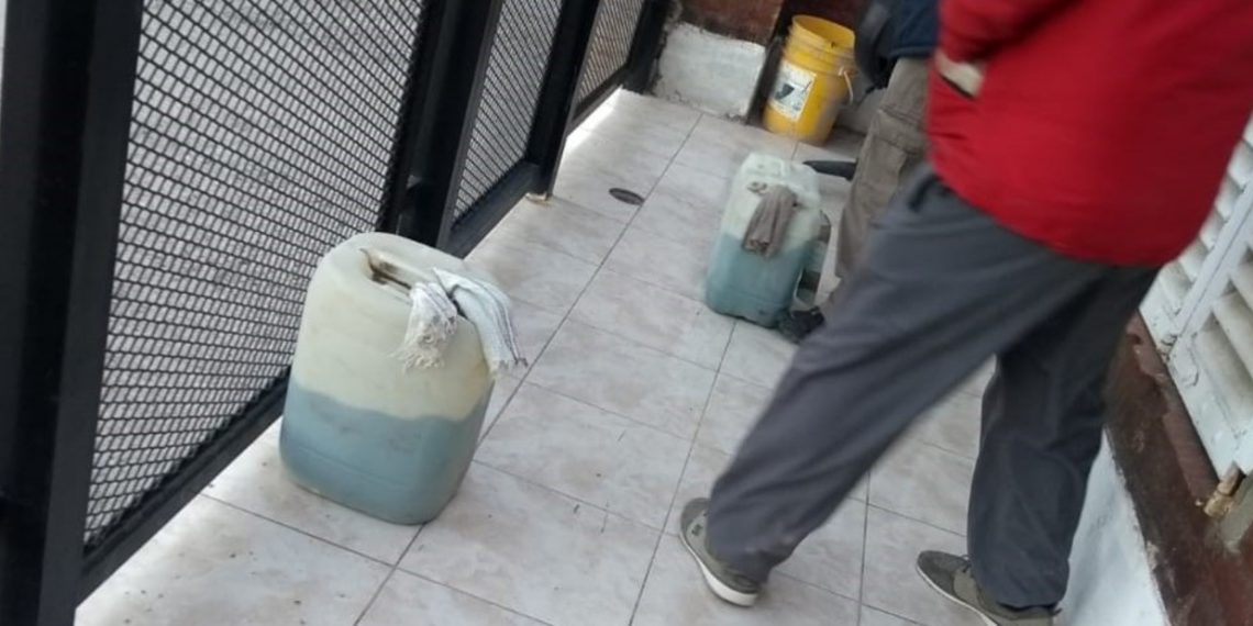 Falta de combustible: ¿qué peligro implica cargar nafta en bidón?