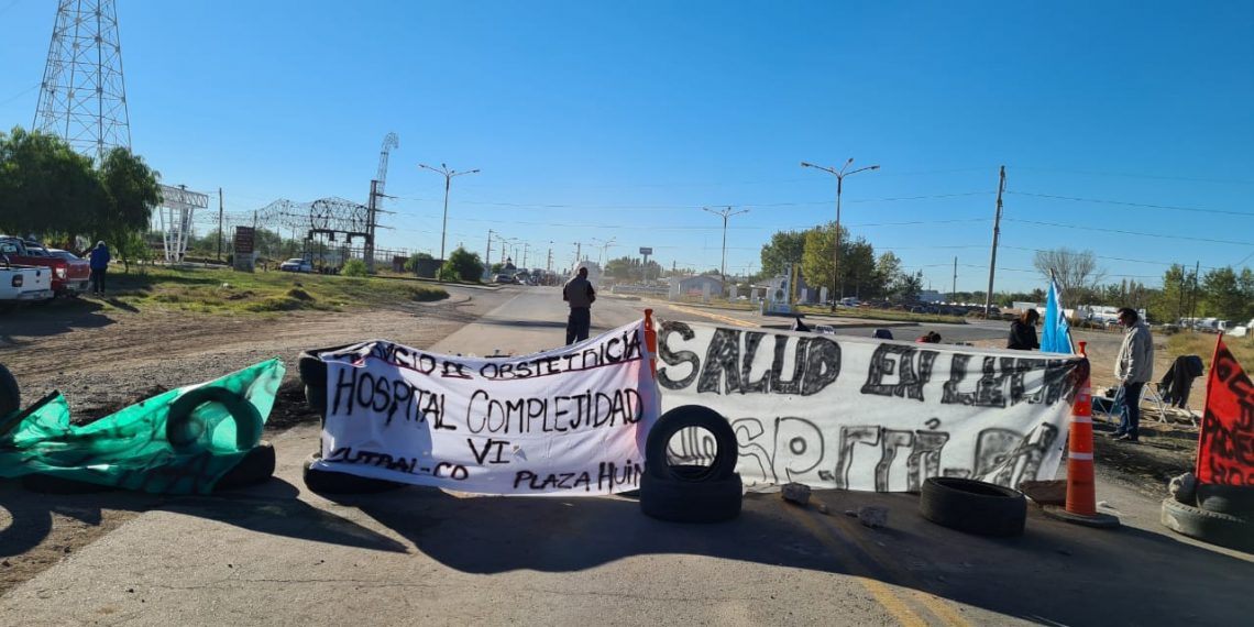 Conflicto de salud: Sigue el corte de la ruta 22 en Plaza Huincul a la espera de la mesa