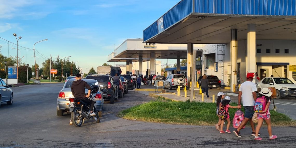 Siguen las largas filas para cargar combustible en Cutral Co y Plaza Huincul