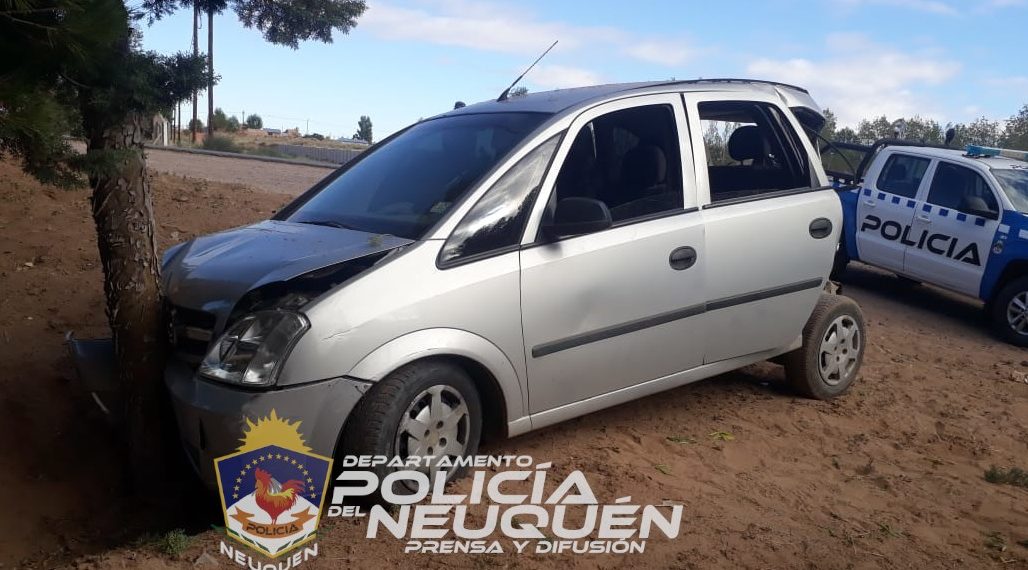 Chocaron y abandonaron un auto con planta de marihuana en Plaza Huincul