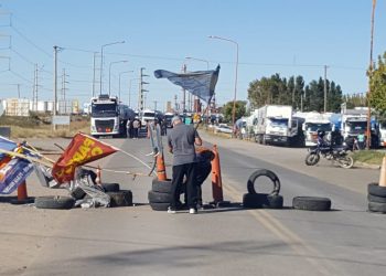 Conflicto de salud: cuarto intermedio en la mesa y sigue el corte sobre ruta 22 en Plaza Huincul