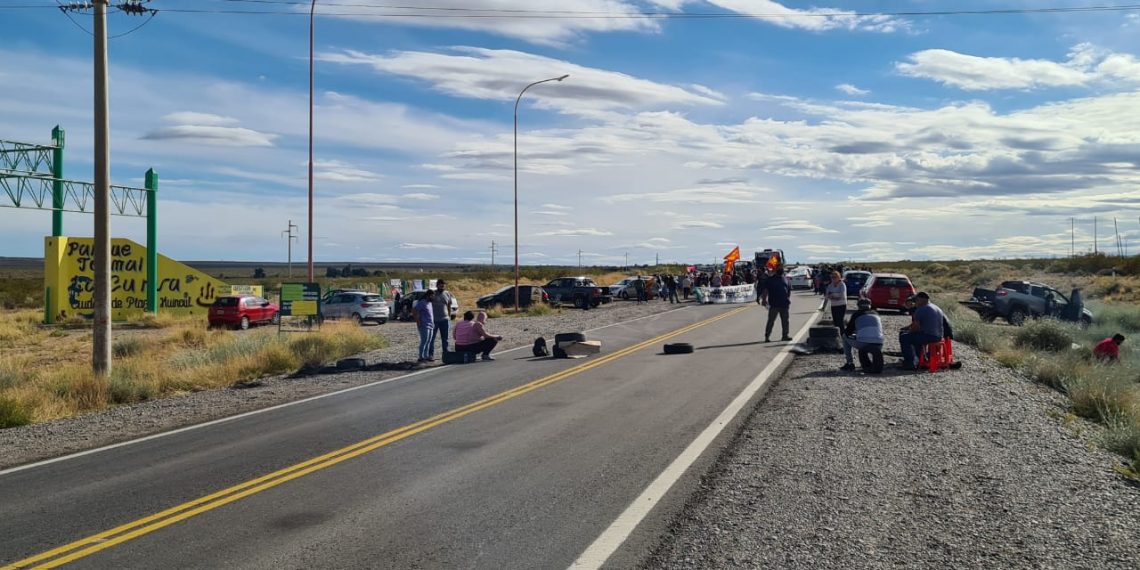 Sigue el corte en la ruta 22 cerca de Plaza Huincul  por el conflicto de salud