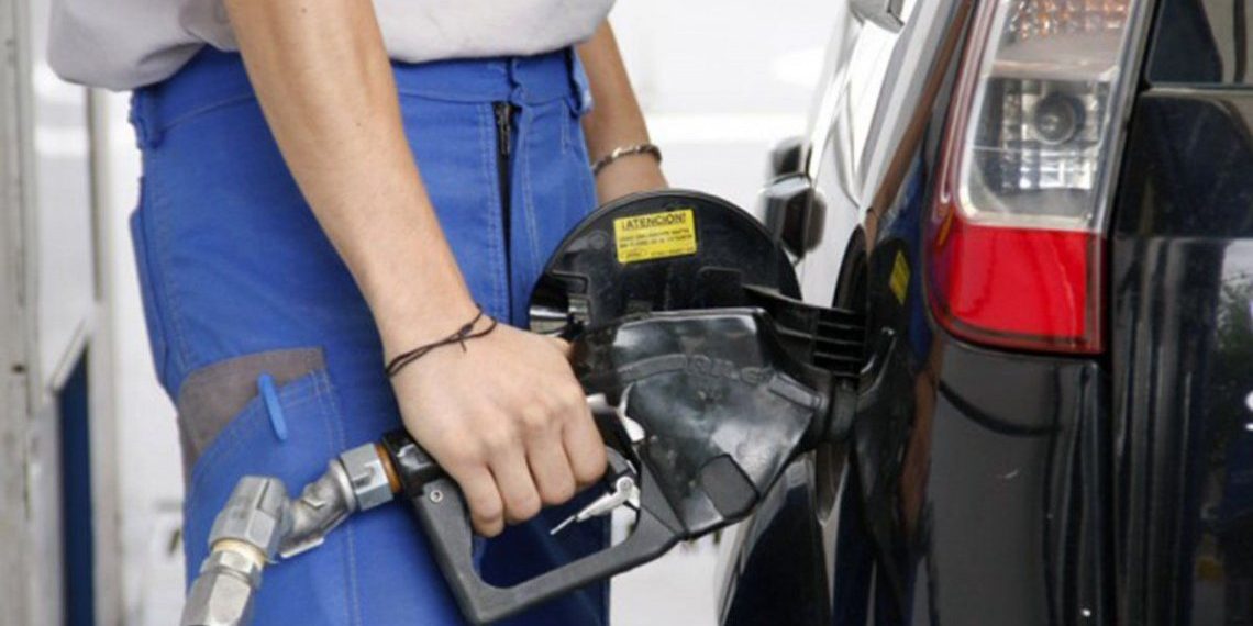 Automovilistas amanecieron en la fila para cargar combustible en Plaza Huincul