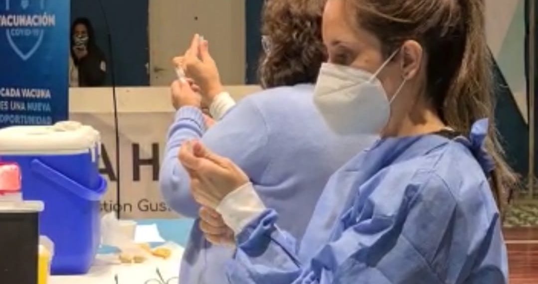 Atención: Vacunarán con segundas dosis en el club Plaza Huincul