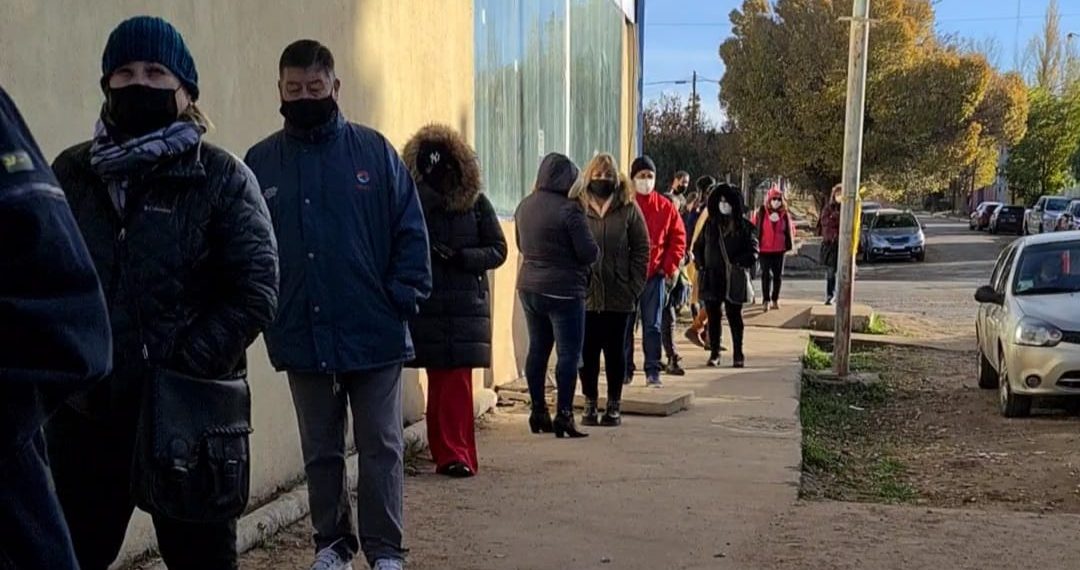 Vacunación: fila de tres cuadras en el club Plaza, donde se vacunaba a demanda