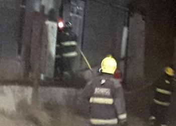 Huincul: bomberos sofocaron un incendio en el tradicional galpón de las vías del tren