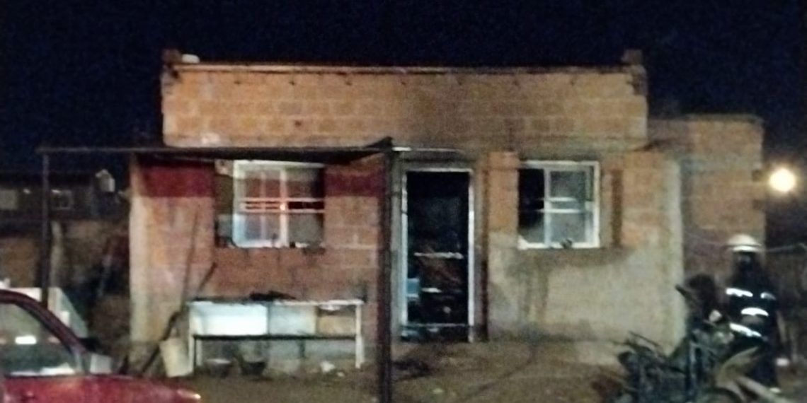 Heridos y pérdidas totales tras el incendio de una casa en el barrio Zani de Cutral Co