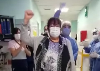 Emoción: dieron de alta a la enfermera Vicky Castillo