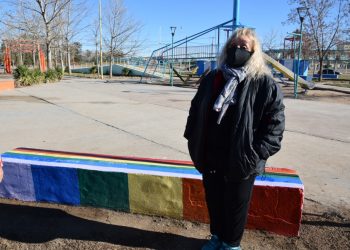 En Huincul pintaron un banco en reconocimiento a la lucha del colectivo LGBTIQ+