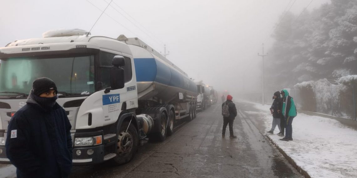 Desocupados bloquean el acceso a refinería en Plaza Huincul
