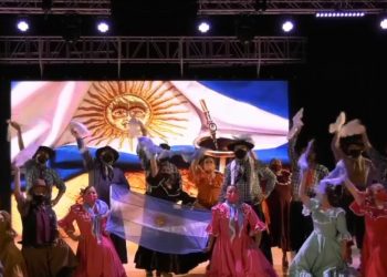 Cutral Co: 9 de julio adultos mayores bailaron el pericón nacional
