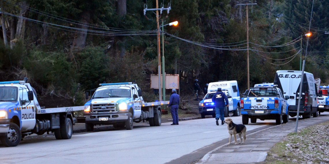 Policías de Cutral Co realizaron un allanamiento en una toma de Villa La Angostura