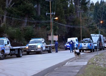 Policías de Cutral Co realizaron un allanamiento en una toma de Villa La Angostura