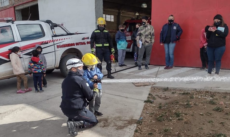 Más visitas a los bomberos de Cutral Co en el día de las infancias