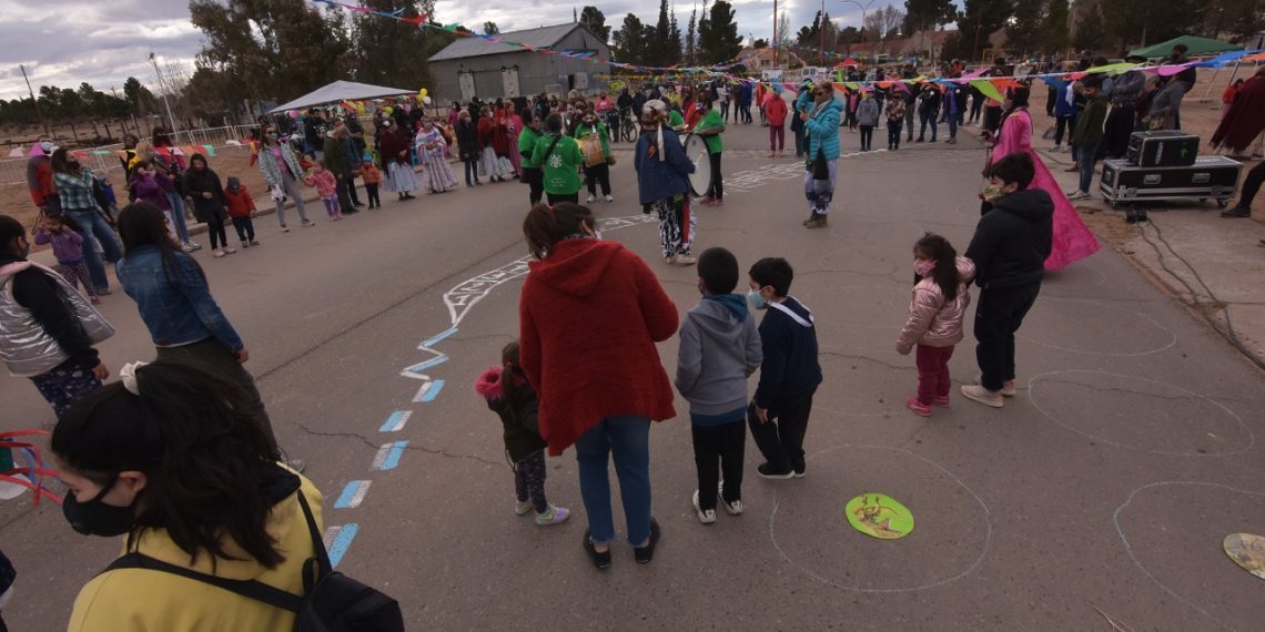 Las niñas y niños disfrutaron de los juegos en Plaza Huincul