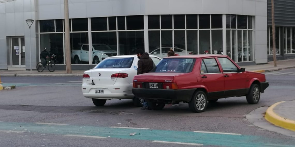 Cutral Co: dos autos chocaron en la avenida Olascoaga