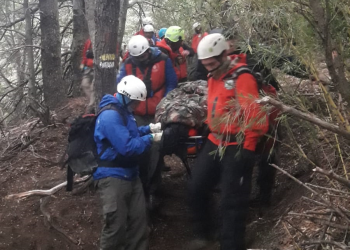 Rescataron a una mujer oriunda de Centenario herida en el Cerro Colorado