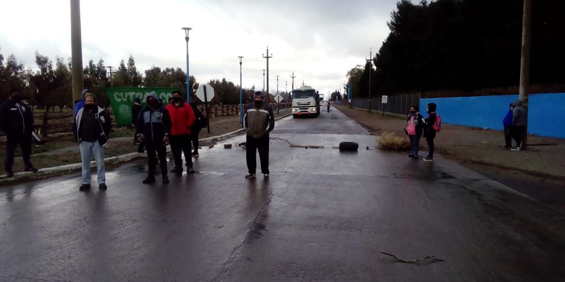 Porteros bloquearon el acceso a la refinería y fueron al distrito II en Plaza Huincul