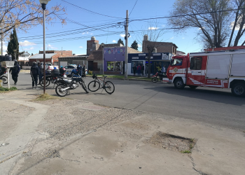 Una mujer y su hijo fueron embestidos por una camioneta en el Centro de Cutral Co