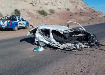 Chocó un auto y una camioneta de Petrogas. Una persona murió