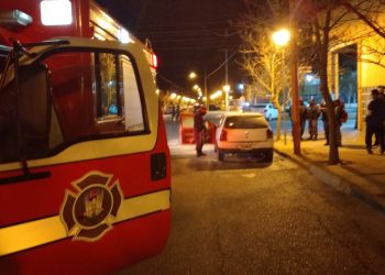 Se incendió un auto frente al CPEM 6 de Cutral Co