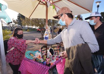 Hubo mucho público en la feria de la plaza Integración en Hincul