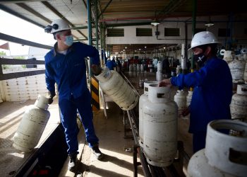 YPF entregó garrafas para 500 familias de Neuquén y Río Negro