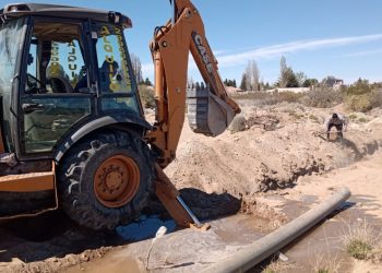 En Plaza Huincul realizaron recambio de cañerías y limpieza de cloacas
