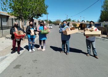 Por el día de la madre repartieron pan casero en el barrio Pampa de Cutral Co