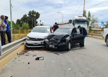 Dos vehículos chocaron en el puente Eguinoa de Cutral Co