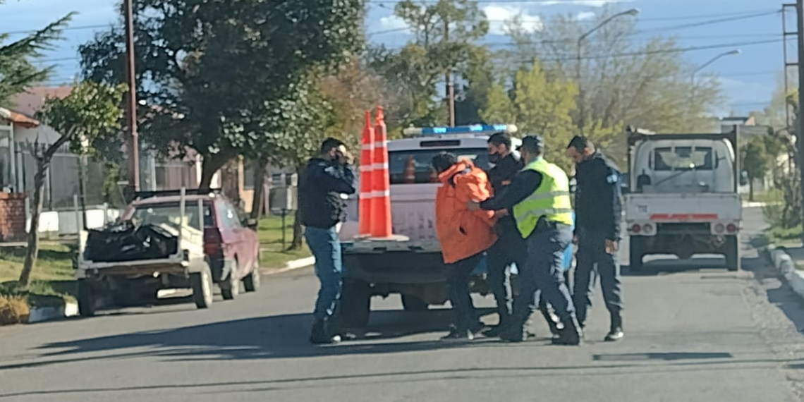 Huincul: Le robó el teléfono a su tío, lo amenazó con un cuchillo y terminó detenido