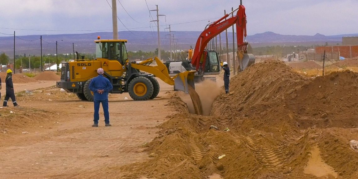 Ya está en marcha la obra del colector de cloacas al sur de Cutral Co