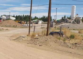 Vecinos de Huincul protestan por una fábrica asentada en una zona urbana