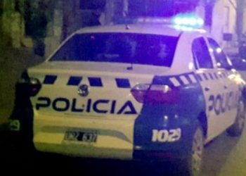 Plaza Huincul: Le tiró un vaso con cerveza a un móvil y lo multaron