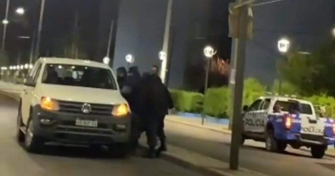 Huincul: Agredieron a un policía e intentaron atropellar a otro. Hay 5 detenidos