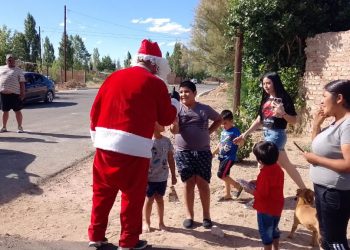 Petroleros Solidarios entregaron golosinas en diferentes barrios de Cutral Co