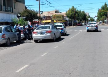 Demoraron a un hombre y secuestraron el auto en pleno centro de Cutral Co