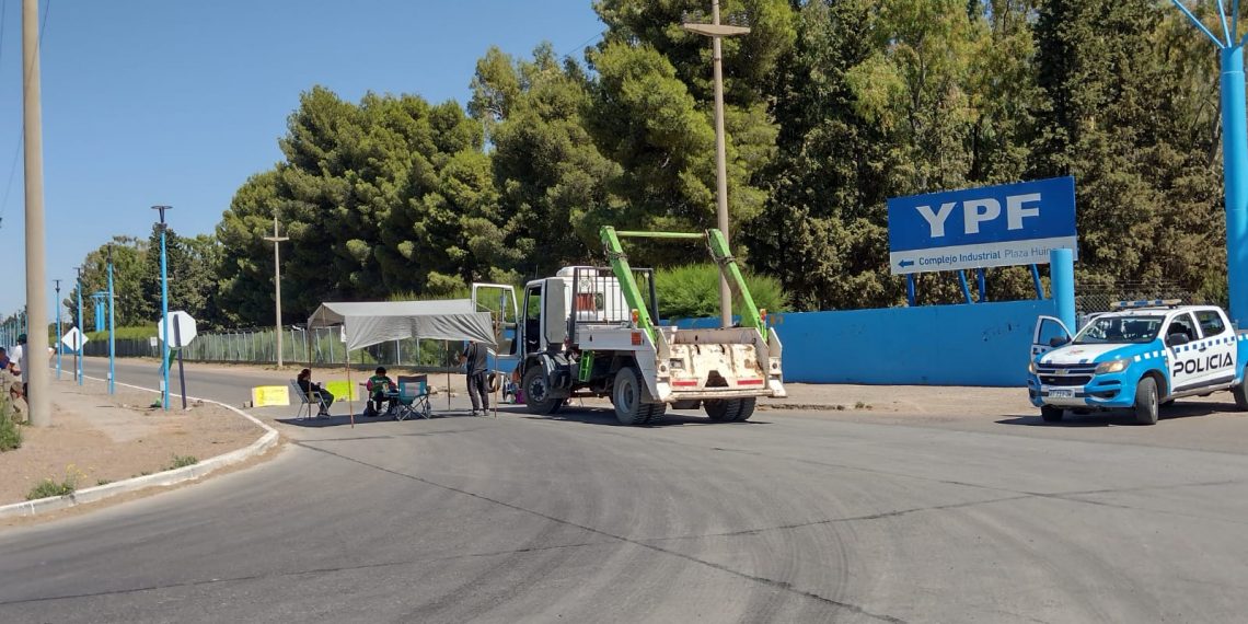 Plaza Huincul: conflicto por auxiliares de servicio complicó el ingreso a la Refinería de YPF