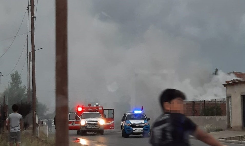 Cutral Co: otra vez hay incendio en la misma casa y bomberos están en el lugar