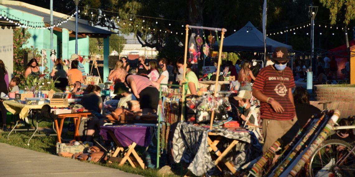 Este sábado hubo feria de artesanos en Plaza Huincul