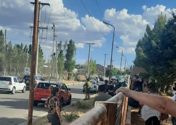 Una larga fila de vecinos espera para hisoparse esta tarde en Cutral Co