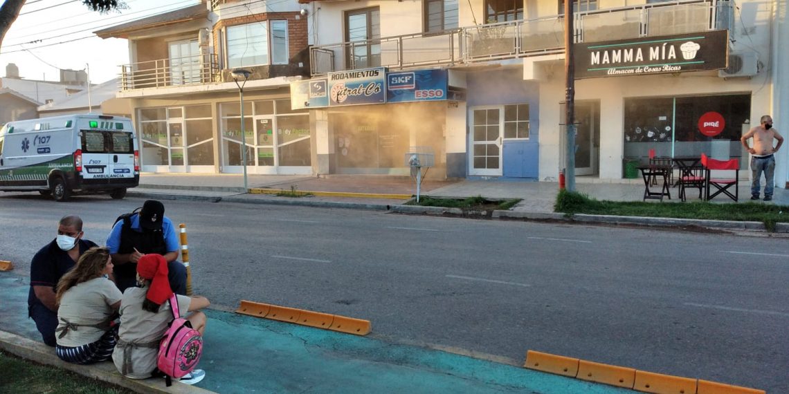 Bomberos acudieron a un incendio en un comercio de avenida Olascoaga