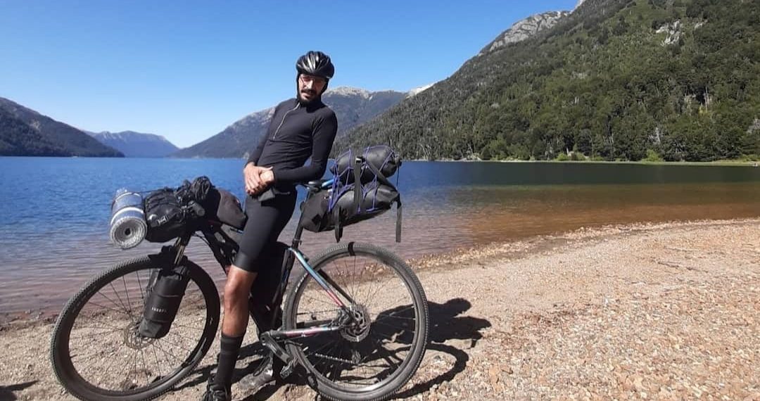 Guille Quevedo, el cutralquense que recorre la Ruta 40 en bicicleta