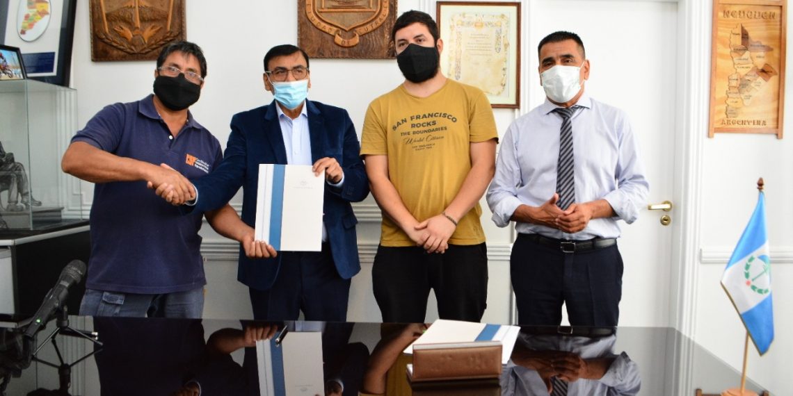 Municipio de Cutral Co firmó un acuerdo con Cersinpat para la compra de cerámicos